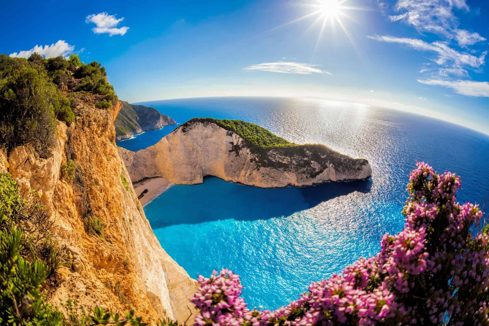 Heldere hemel op een strand in Griekenland